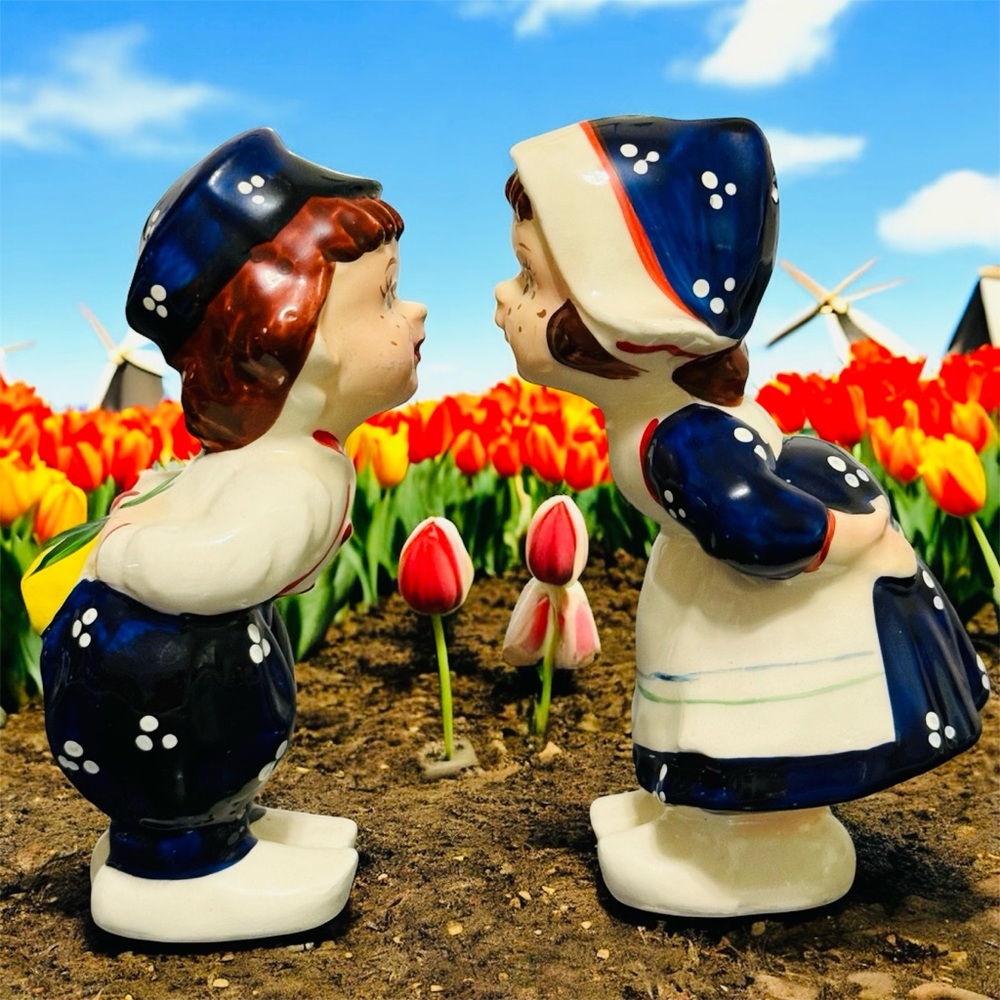 Vintage Holland Dutch Kissing Boy & Girl Ceramic Salt & Pepper Shakers Japan